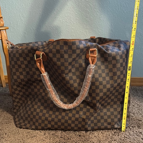 Elegant Brown Checkered Tote with Sturdy Handles - Picture 11 of 12